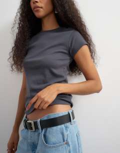 Model wearing Everyday tee in slate