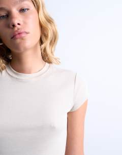Model wearing Everyday tee in stone