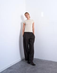 Model wearing Everyday tee in stone