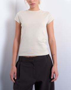 Model wearing Everyday tee in stone