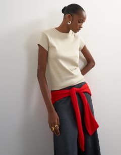 Model wearing Everyday tee in stone