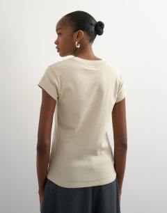 Model wearing Everyday tee in stone