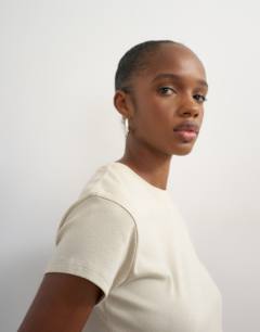 Model wearing Everyday tee in stone