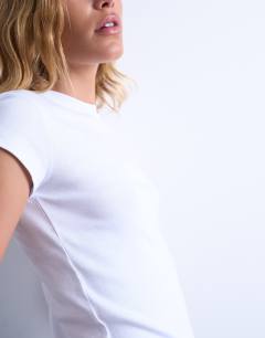 Model wearing Everyday tee in white