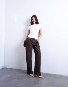 Model wearing Everyday tee in white