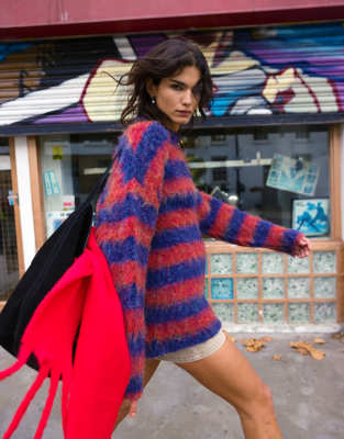 Topshop - Extrem flauschiger, jungenhafter Oversize-Strickpullover in Rot und Blau gestreift-Bunt