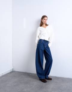 Model wearing Extreme barrel mid rise jean with belt detail in indigo rinse