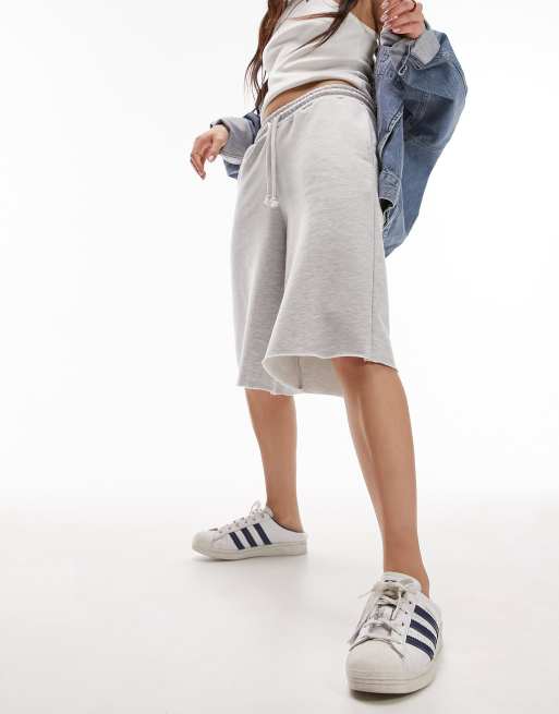 Topshop – Extreme Longline-Dad-Shorts in Grau mit unversäubertem Saum