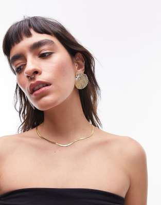 Topshop - Ezra - Statement-Ohrstecker in Goldoptik mit Muscheldesign-Goldfarben