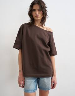 Model wearing Fallen shoulder t-shirt in dark chocolate