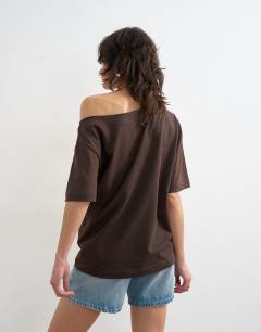Model wearing Fallen shoulder t-shirt in dark chocolate