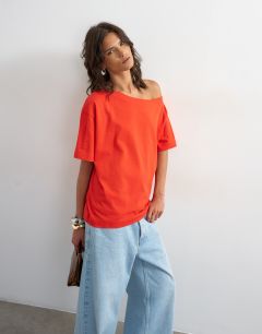 Fallen shoulder t-shirt in red