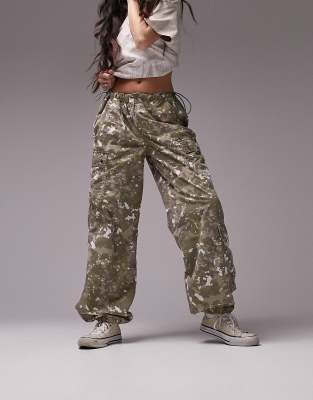 Topshop – Fallschirm-Cargohose in Ballon-Passform mit Utility-Taschen und abstraktem Military-Muster