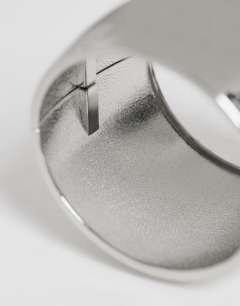Model wearing Farah oversized bangle in silver tone