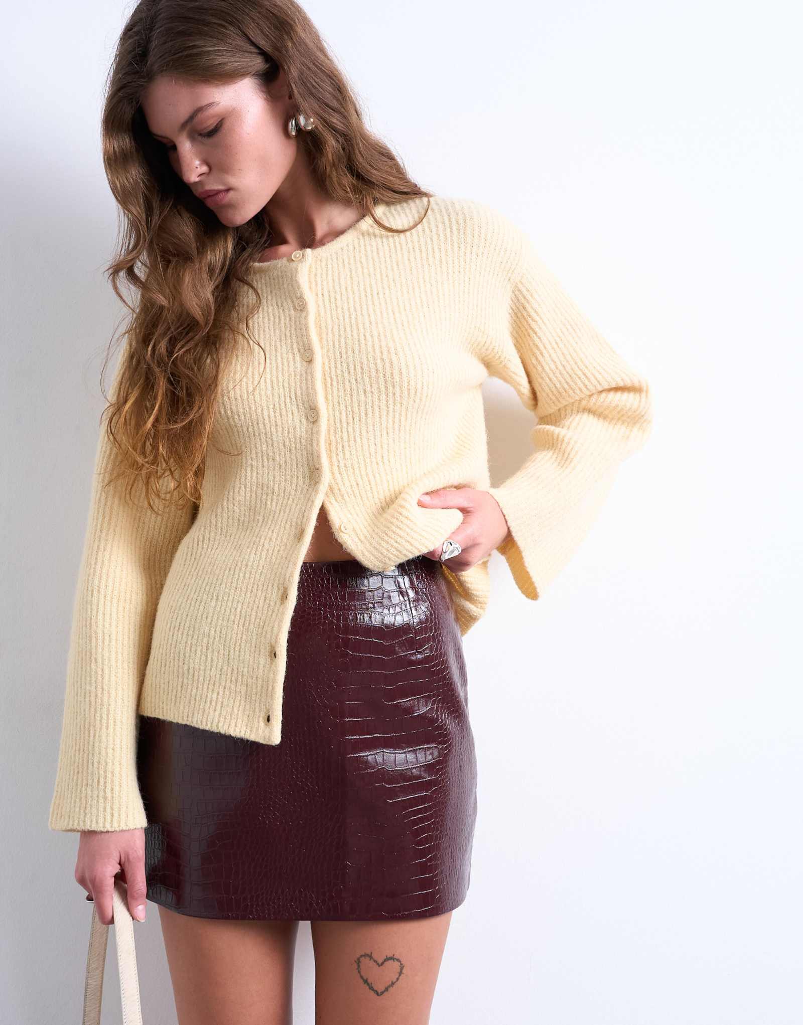 Мини-юбка из лакированной кожи Topshop из искусственного крокодила бордового цвета