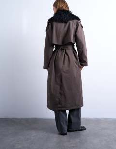 Model wearing Faux fur collar mac in brown