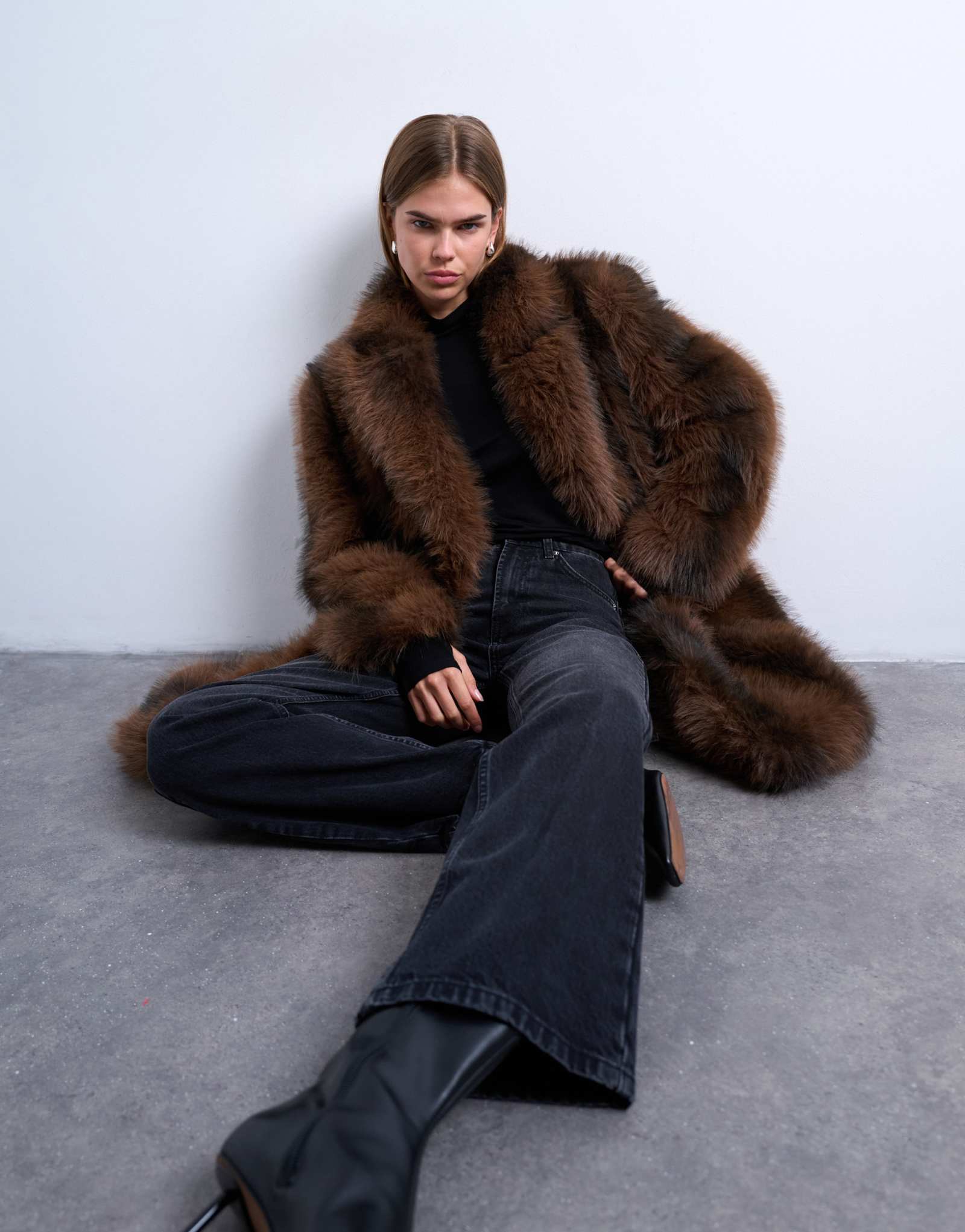 Удлиненное пальто в полоску из искусственного меха Topshop коричневого цвета