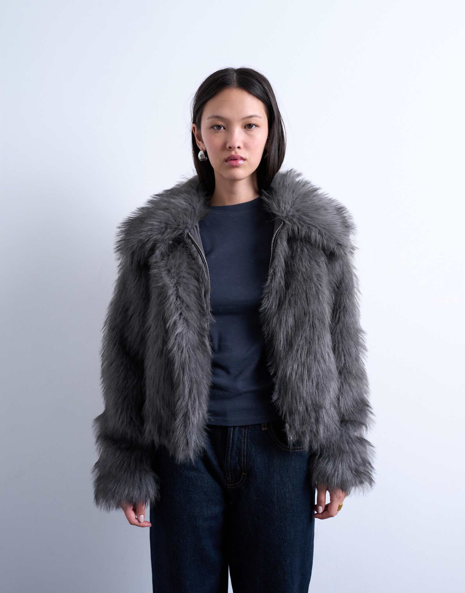 Серая куртка-бомбер на молнии из искусственного меха Topshop