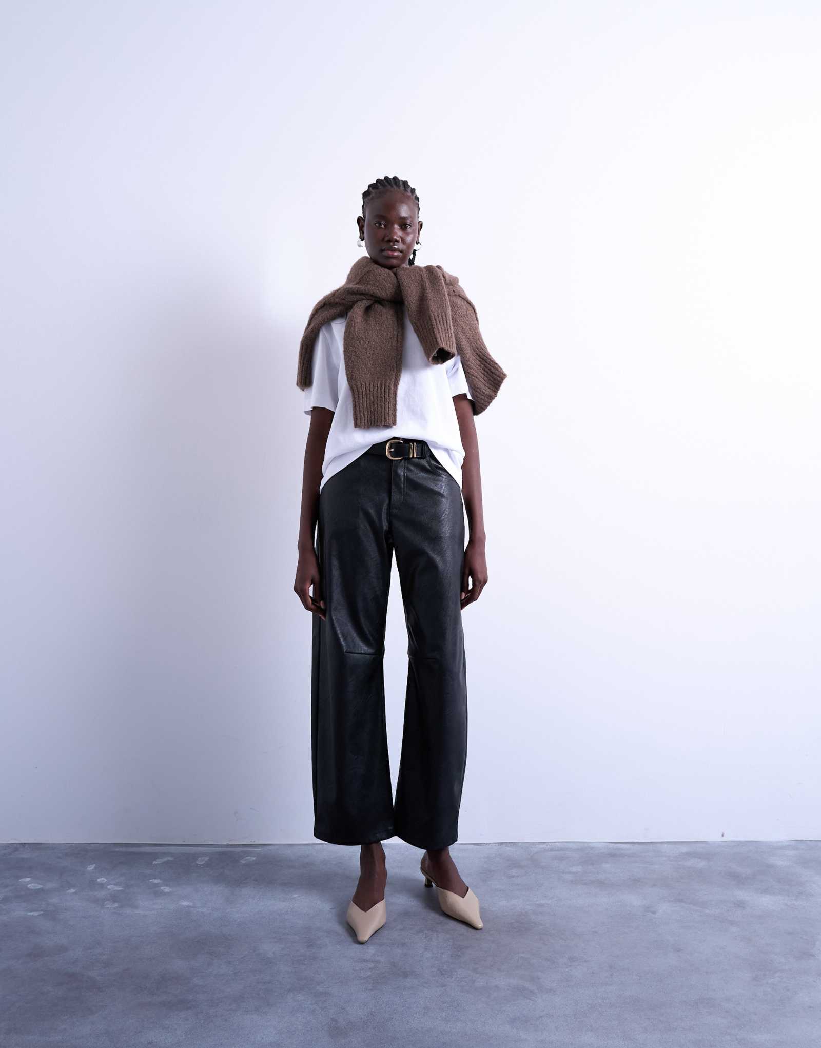 Брюки-бочкообразки из искусственной кожи Topshop черного цвета