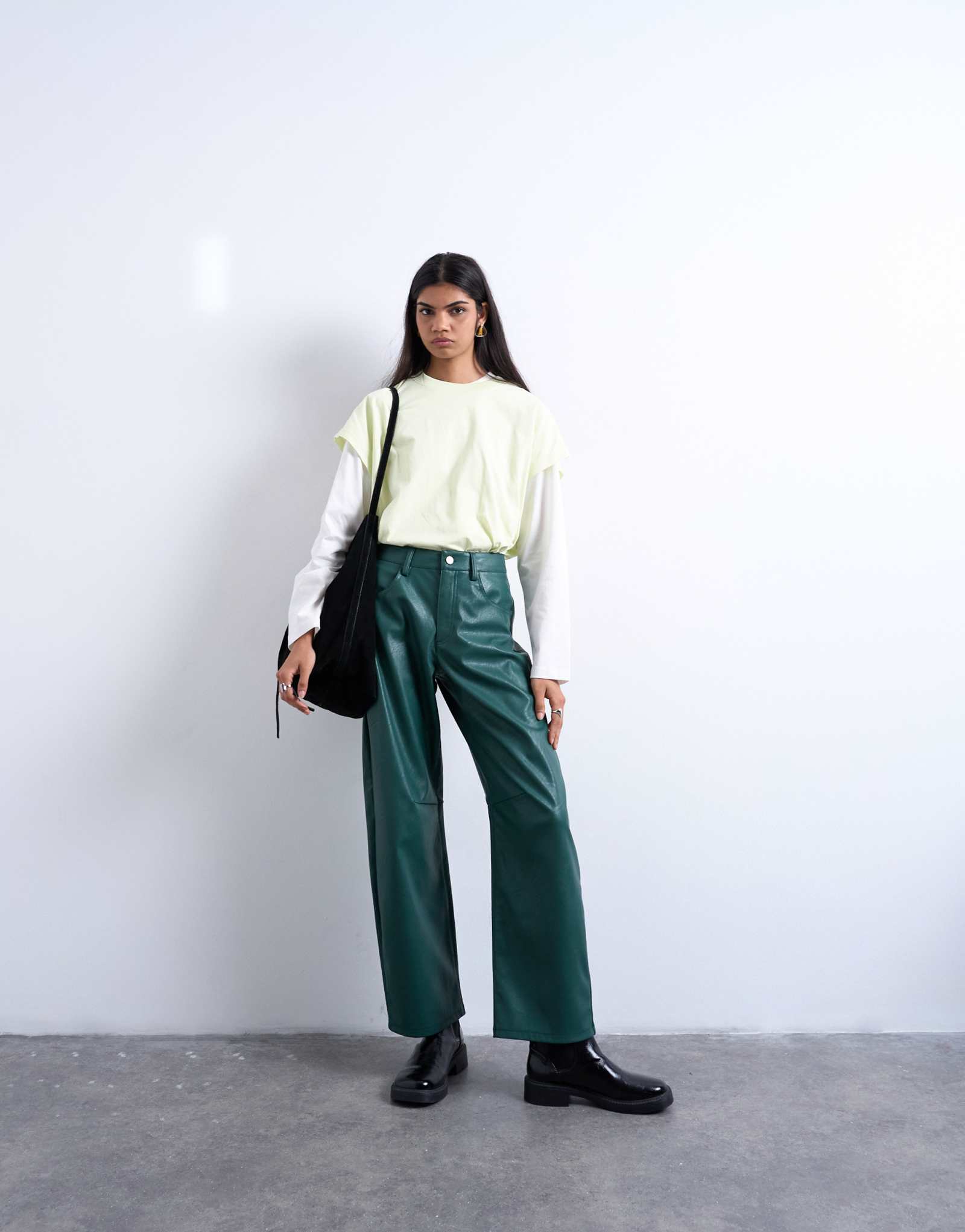 Брюки-бочкообразки из искусственной кожи Topshop бирюзового цвета