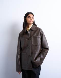 Model wearing Faux leather bubble revere casual shacket in chocolate