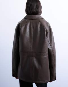 Model wearing Faux leather bubble revere casual shacket in chocolate