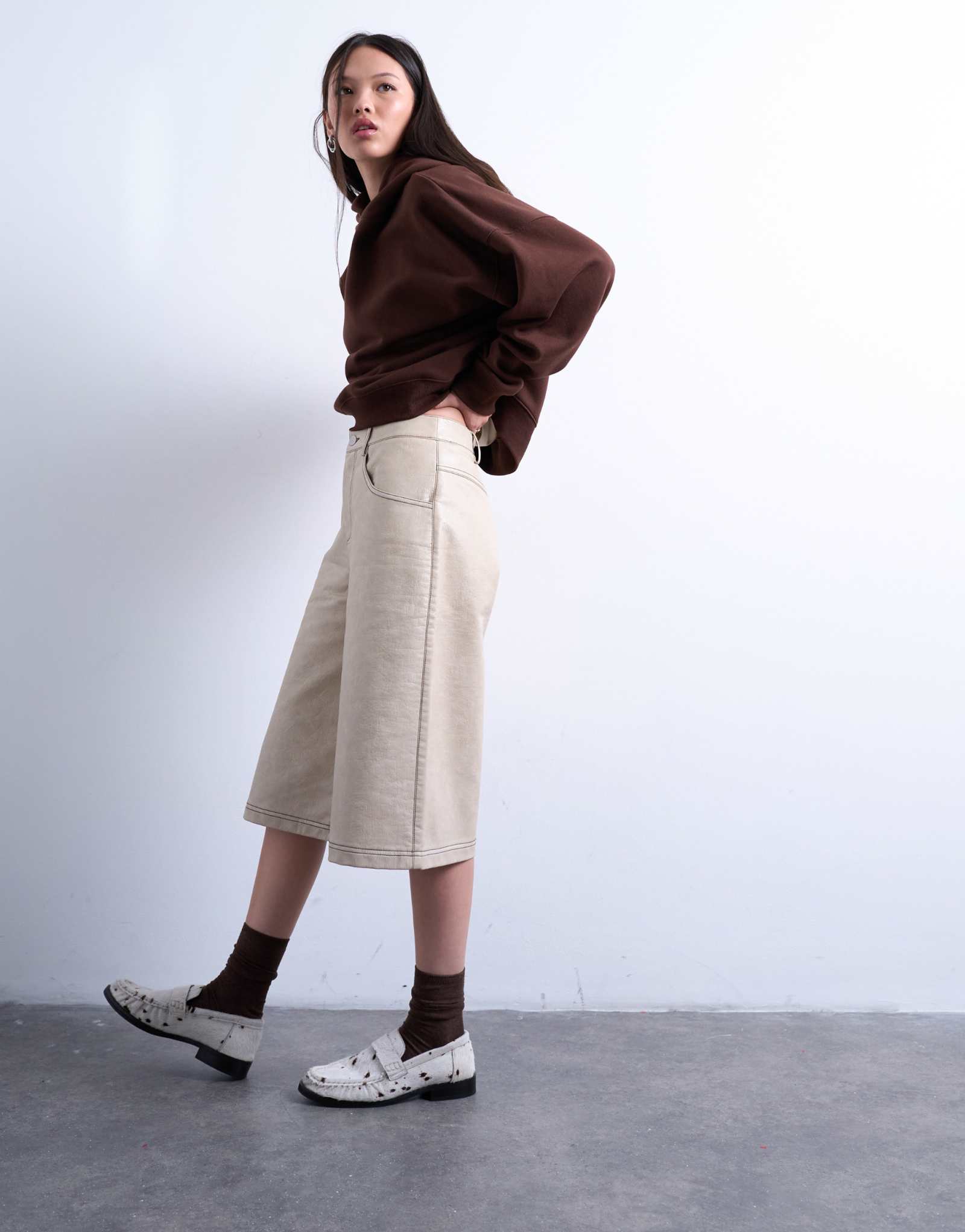 Удлиненные шорты из искусственной кожи Topshop editor кремового цвета