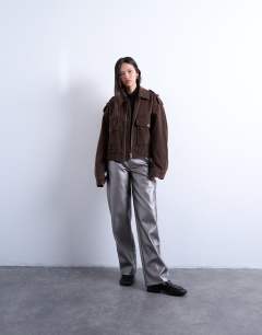 Model wearing Faux leather metallic cinch trouser in silver