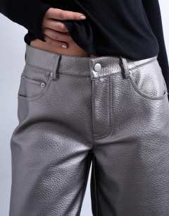Model wearing Faux leather metallic cinch trouser in silver
