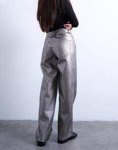 Model wearing Faux leather metallic cinch trouser in silver