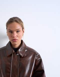 Model wearing Faux leather shiny mottled patch pocket shacket in brown