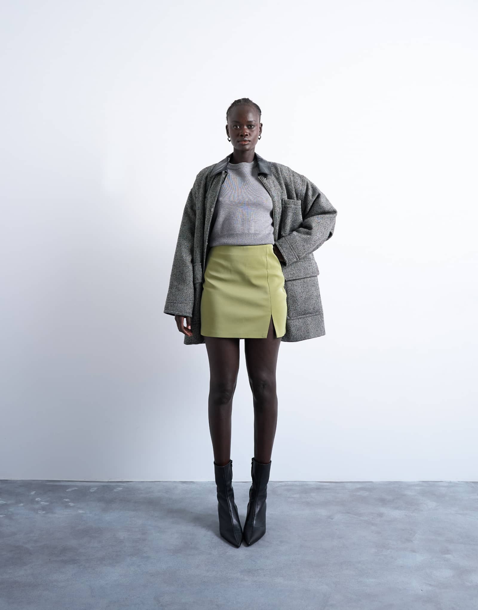 Мини-юбка с фактурным ламбрекеном из искусственной кожи Topshop цвета авокадо
