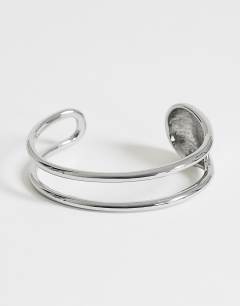 Model wearing Femi cuff bracelet in silver