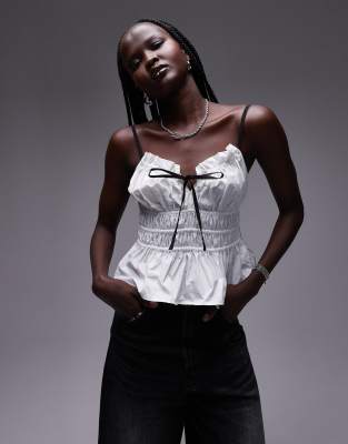 Topshop - Femme - Gesmoktes Camisole in Elfenbein mit farblich abgesetztem Bindedetail in Schwarz-Weiß