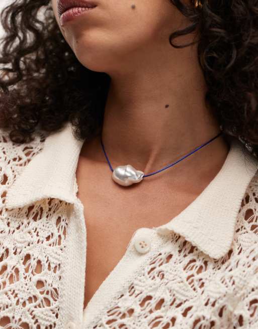 Topshop – Fern – Kobaltowoniebieski naszyjnik typu choker z koralików z perłową zawieszką 
