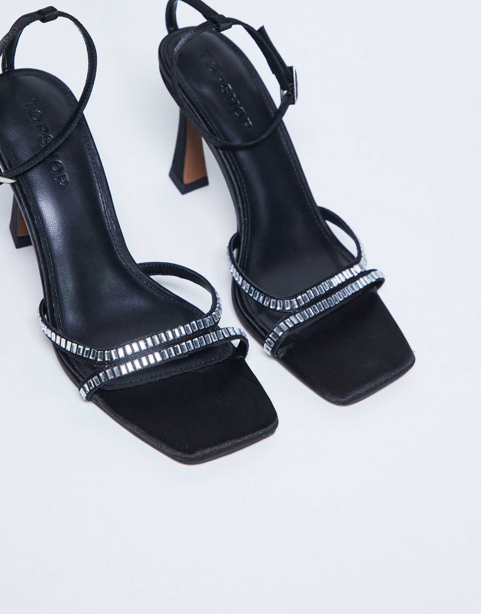 Черные босоножки на расклешенном каблуке с украшением Topshop Fifi