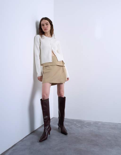 Topshop – Figurbetonter, kurzer Wickelrock in Taupe, 2 von 5