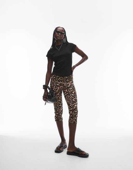 Topshop – Figurbetontes T-Shirt in geripptem Schwarz mit abgerundetem Saum