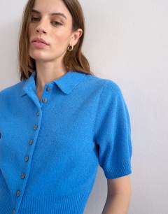 Model wearing Fine knitted towelling cinch waist polo in blue