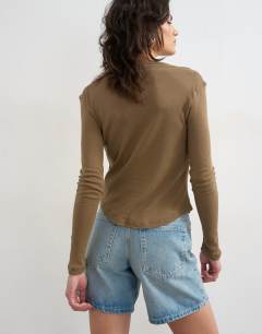 Model wearing Fitted long sleeve henley in khaki