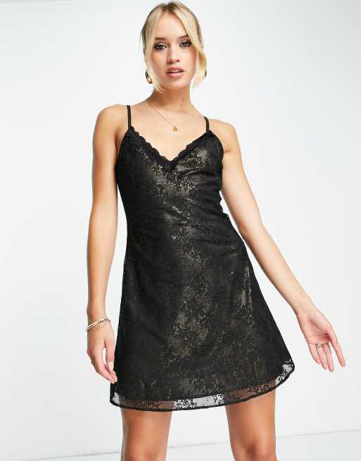 Topshop - Flagrende, sort slip-minikjole med blonder og guldfarvet metallisk for