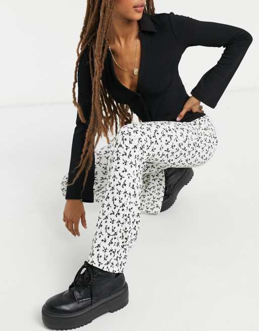 Topshop - Flare-broek in bloemig crème