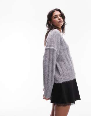 Topshop - Flauschige Strickjacke in Grau mit V-Ausschnitt