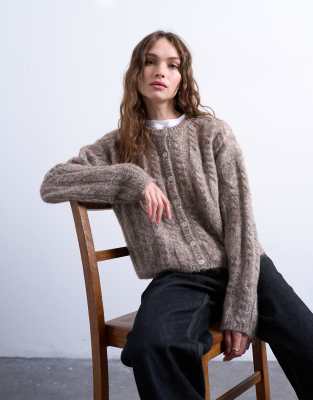 Topshop - Flauschige Strickjacke in Hellbeige mit Zopfmuster-Neutral