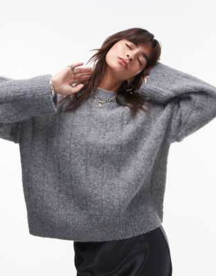 Topshop - Flauschiger, gerippter Oversize-Strickpullover in Grau mit Rundhalsausschnitt