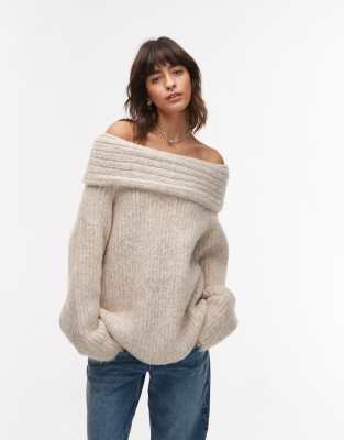 Topshop - Flauschiger Oversize-Pullover in Hellbeige aus Grobstrick mit schulterfreiem Design-Weiß