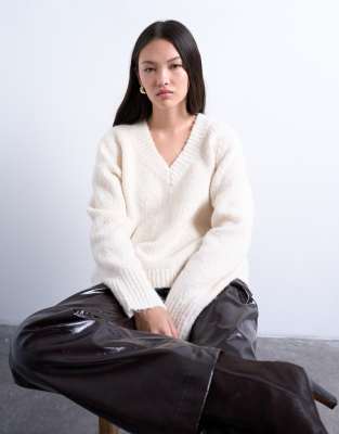 Topshop - Flauschiger Strickpullover aus Wollmix in Weiß mit V-Ausschnitt