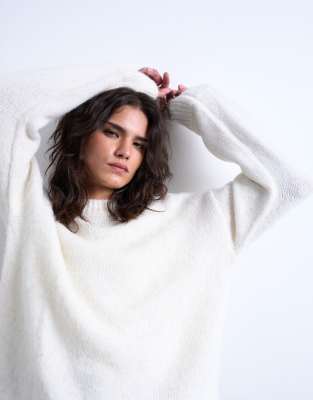 Topshop - Flauschiger Strickpullover in Schneeweiß mit kastigem Schnitt und Rundhalsausschnitt