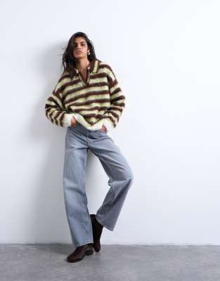 Topshop - Flauschiges Strick-Polohemd in Grün und Braun mit V-Ausschnitt-Brown