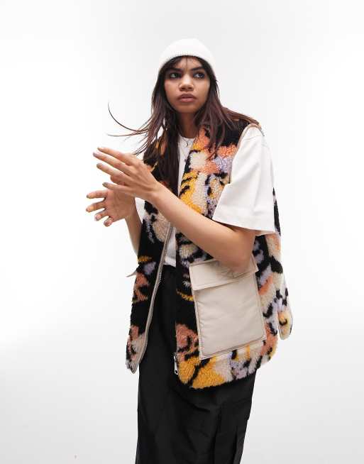 Topshop – Flerfärgad, kamouflagemönstrad väst i teddy